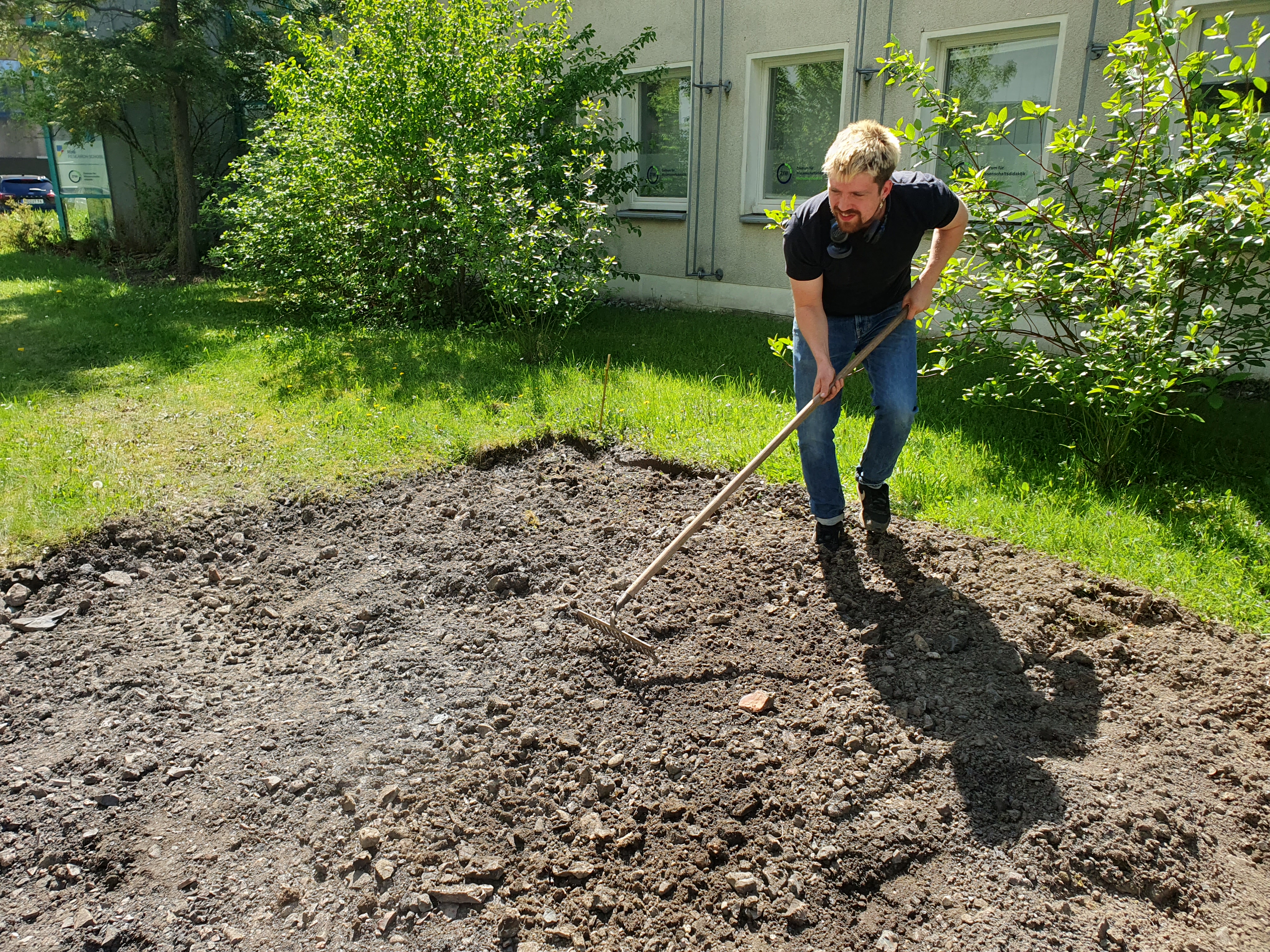 Mitarbeiter beim Einebnen der Fläche