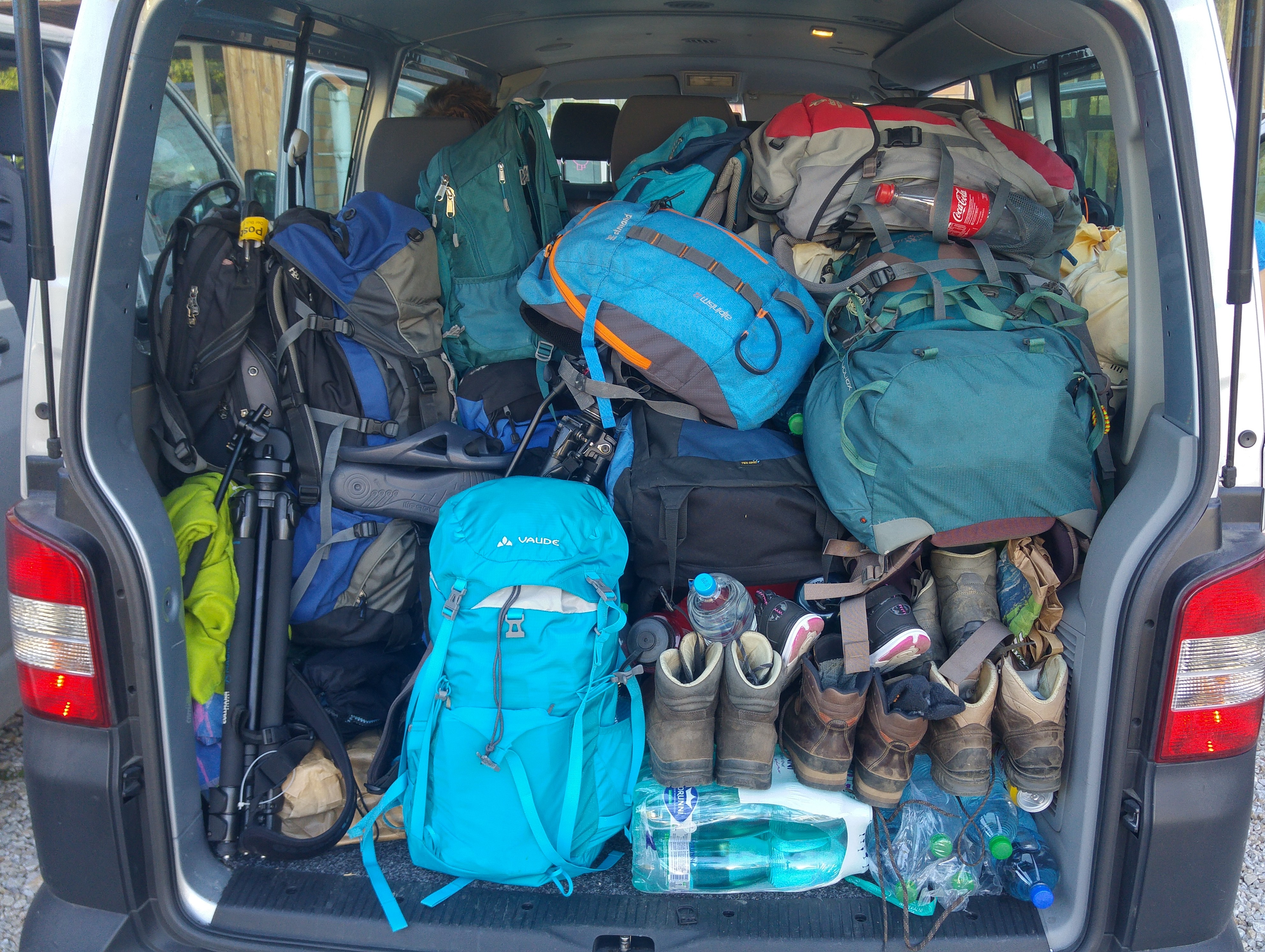 Bild mit vollgeladenen Exkursionsfahrzeugen