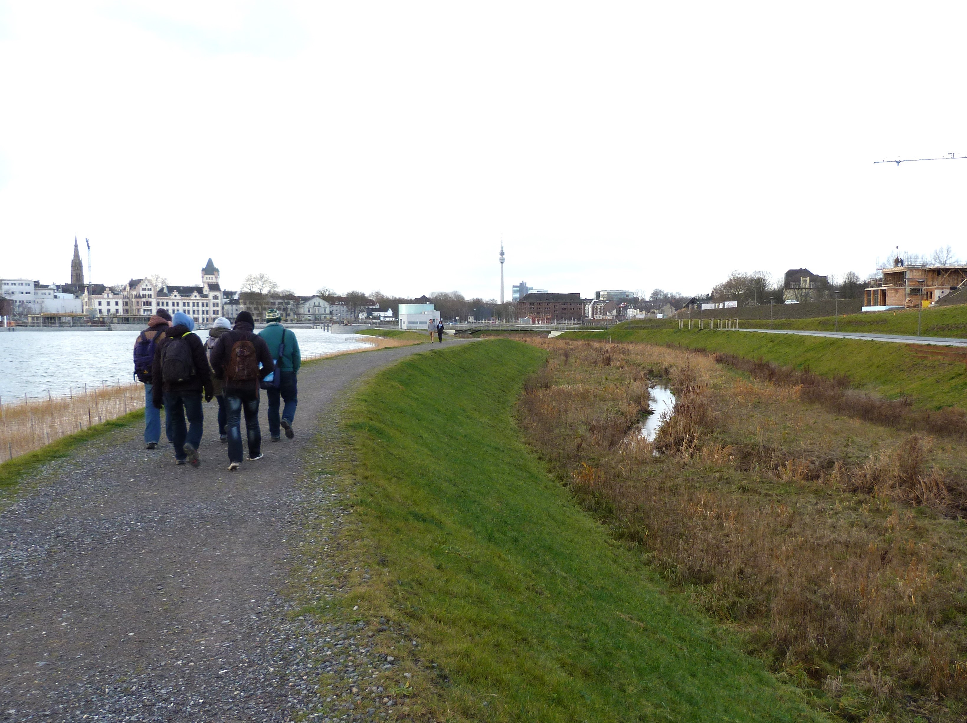 Das Bild zeigt Studierende am Phönix-See in Dortmund