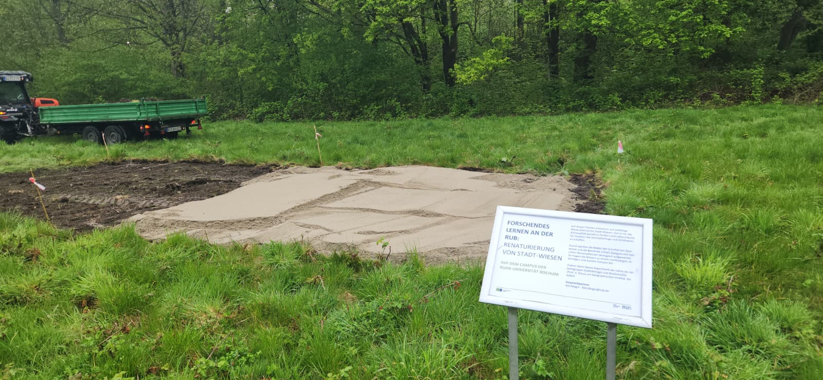 Eine Schicht Sand wurde auf den Boden aufgebracht