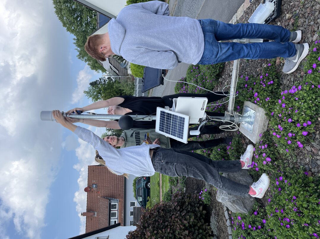 08. Mai 2024. Aufbau einer Messstation zum Messen vom Mikroklima in Vorgärten.
