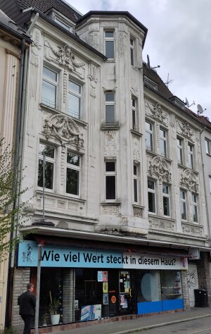 Das Umbaulabor wirbt mit seiner Kernfrage an der Hausfassade