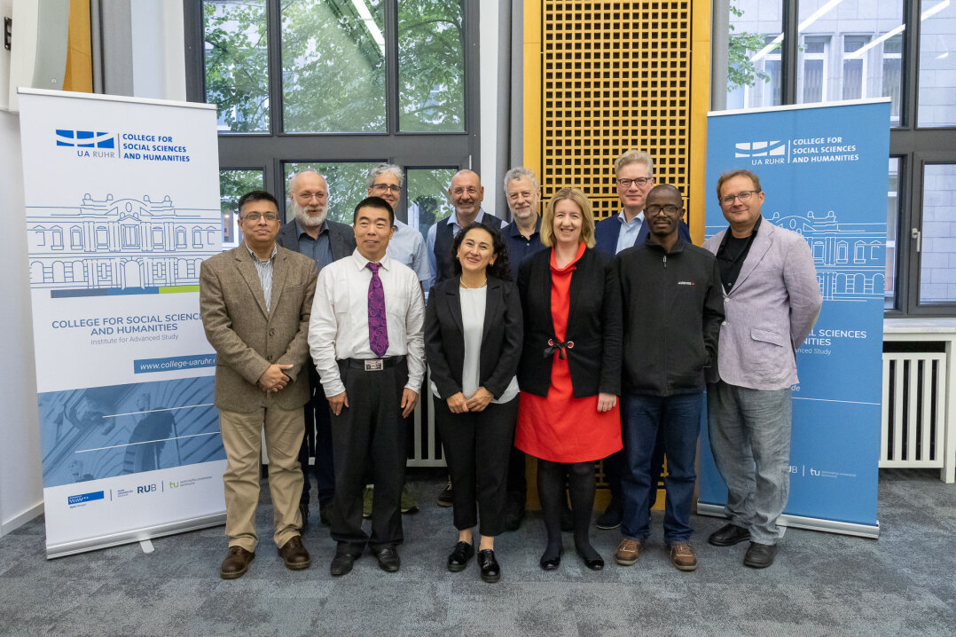 Die aktuellen Senior Fellows am College for Social Sciences and Humanities und drei ihrer Tandem-Partner*innen (von links): Rashed Uz Zaman, Ingo Heidbrink, Qingxiu Bu, Philipp Jugert (UDE), Christian Gudehus (RUB), Tülin Şener, Daniel Feierstein, Lorraine Ryan, Thomas Feldhoff (RUB), Nelson Zavale, Sean Franzel