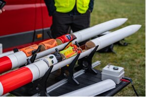 CanSat: Die Rakete ist mit den Cansats der Teilnehmenden bestückt.