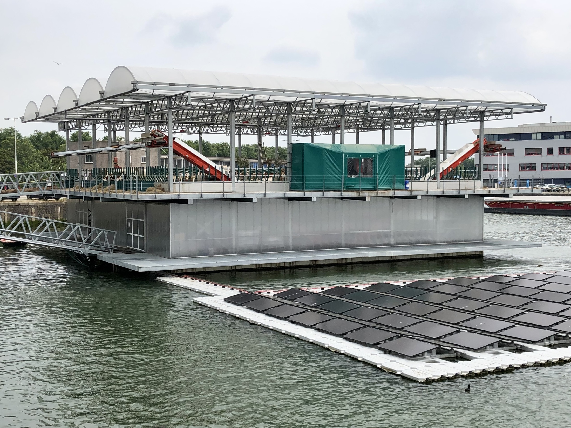 Schwimmende Farm in Rotterdam mit Solarzellen