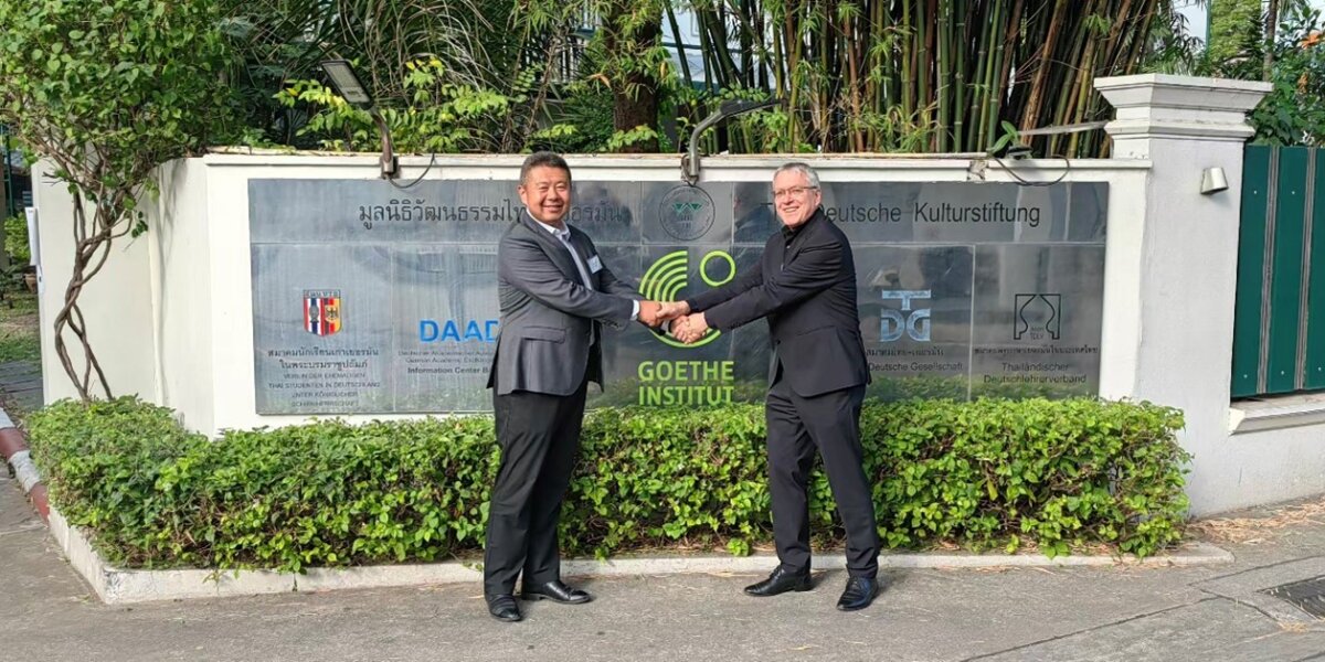 Prof. Dong und Prof Zepp vor dem Eingang zum Veranstaltungsort ‘Goethe Institute’ 