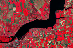 Auf diesem Falschfarbenbild ist ein Ausschnitt einer Aufnahme der südlichen Ukraine zu sehen. Der Nahinfrarot-Kanal wurde einbezogen, so dass die Vegetation hellrot erscheint. Die Abbildung enthält modifizierte Copernicus-Sentinel-Daten (2019), bearbeitet von ESA, CC BY-SA 3.0 IGO
